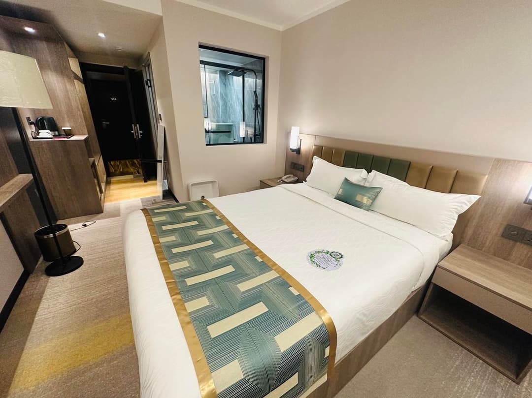 Flower hotel - Image 8