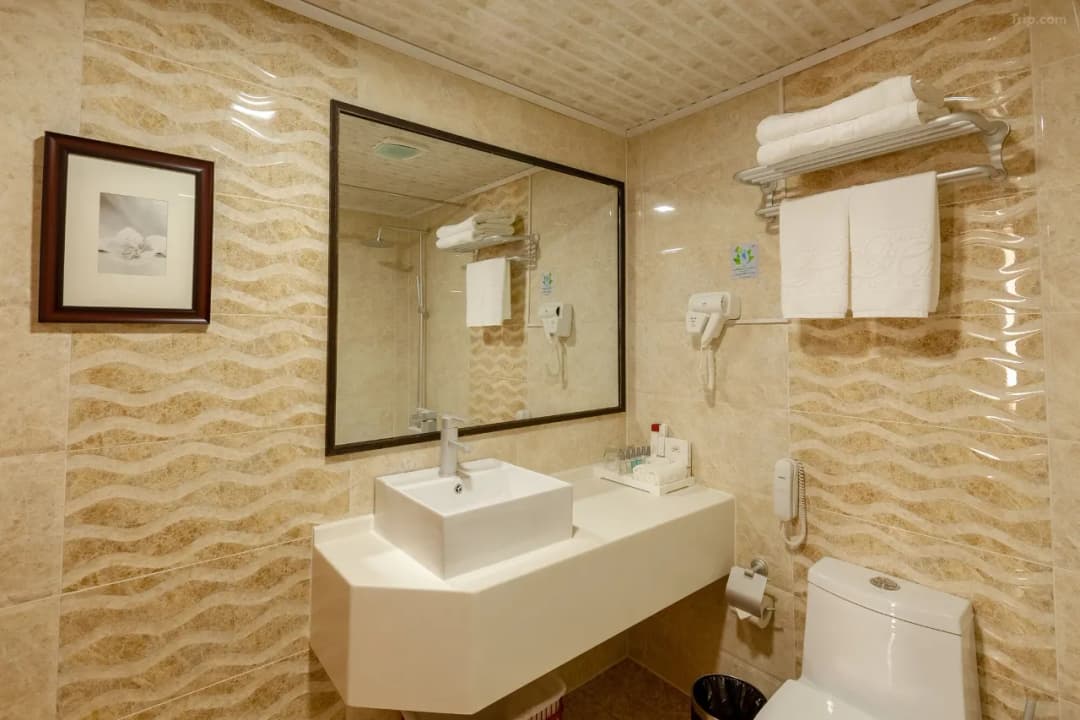 Standard Single Bedroom - Image 3